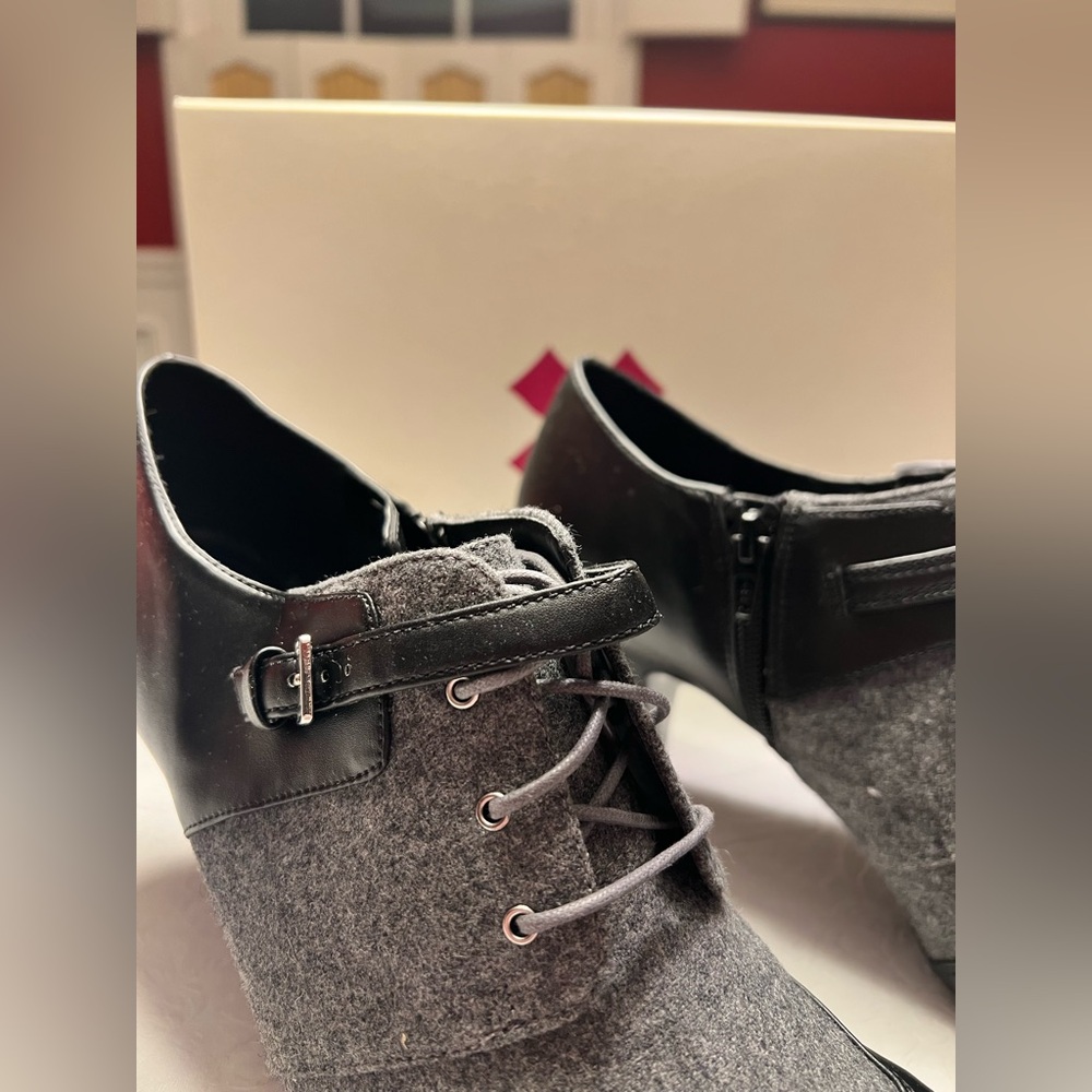Naturalizer Black and Gray Heeled Shoes - Picture 4 of 9